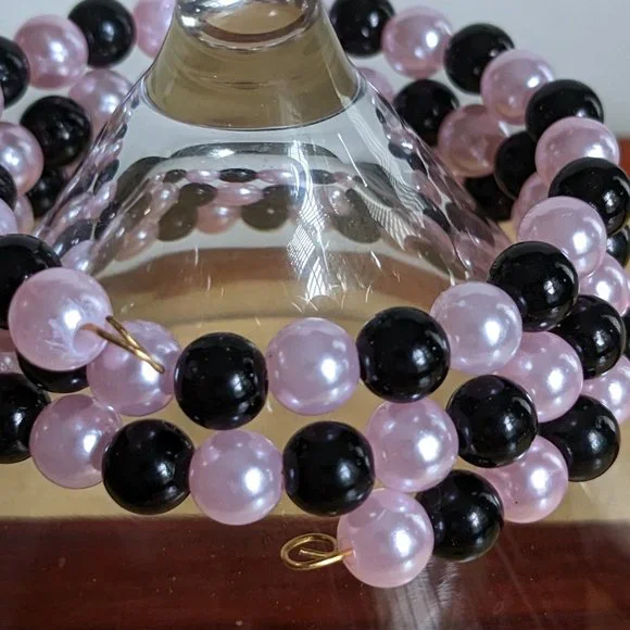 Black and pink faux pearl beaded memory wire bracelet - Picture 2 of 2